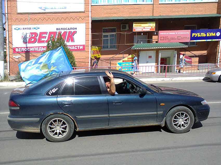 В Камышине ветераны-десантники выбрасывают из окон автомобилей  флаги ВДВ - фонтаны в городе отключены