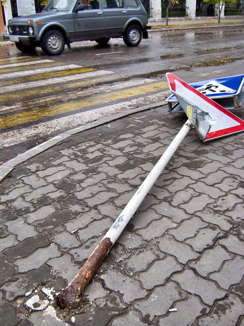 В Камышине рухнули дорожные знаки у парка Комсомольцев-добровольцев