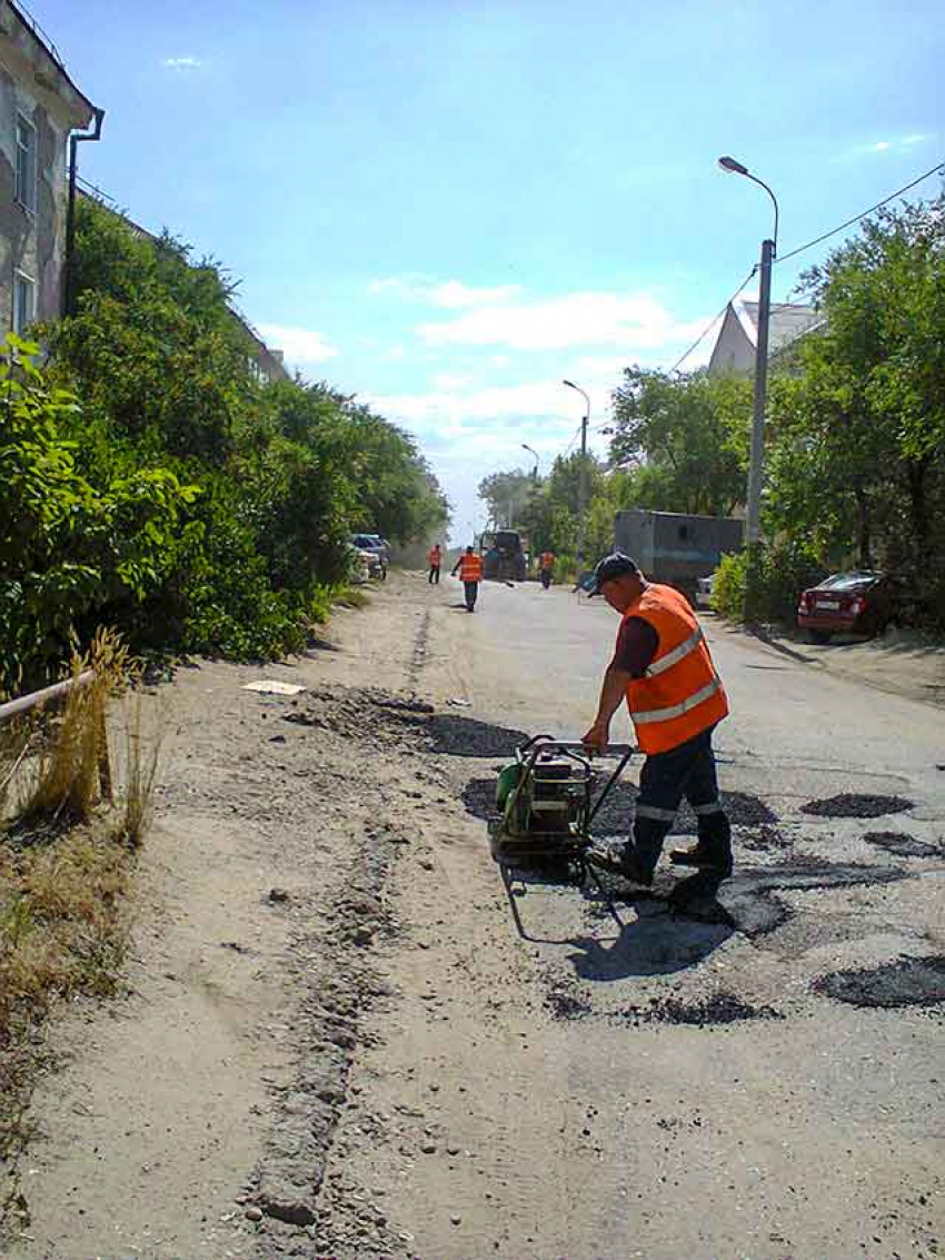 В Камышине с утра дорожники взялись за асфальтовые латки на улице Молодежной