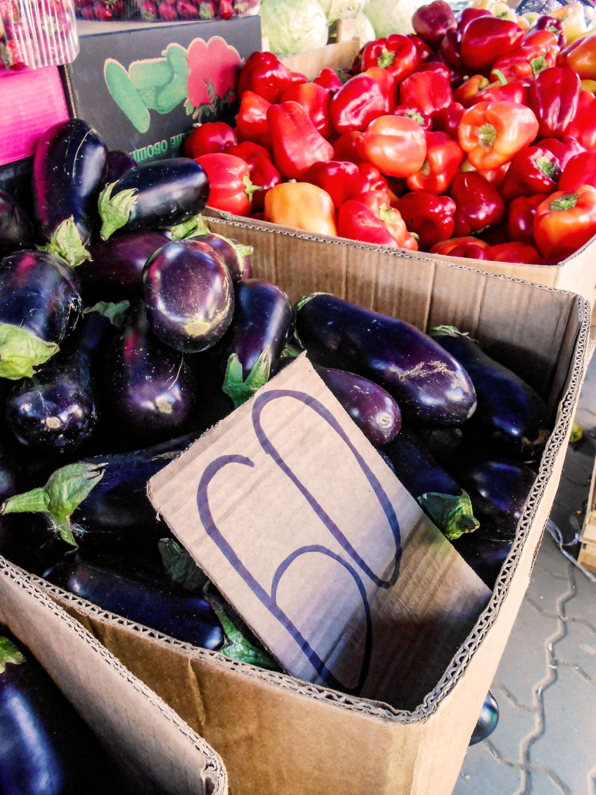 В Камышине хитом рыночных продаж становятся подешевевшие баклажаны