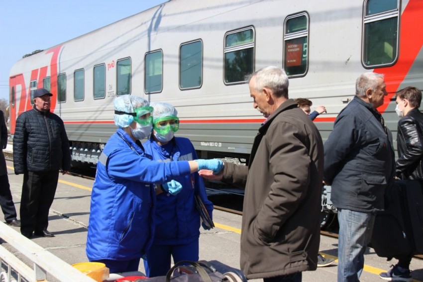 На перрон к поезду «Москва - Камышин» отправили фельдшеров с градусниками и полицию