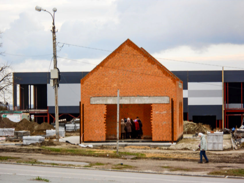 В Камышине на пересечении улиц Ленина и Некрасова уже просматриваются контуры храма Святого покровителя города Димитрия Солунского