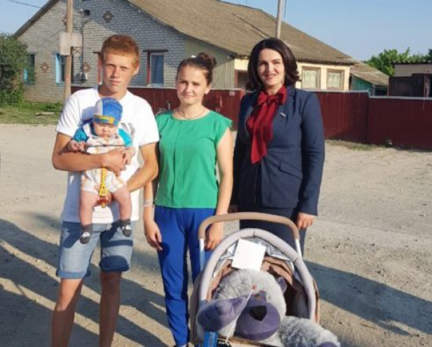 Депутат камышан в Госдуме Анна Кувычко подарила коляску юной паре из села Куланинка Камышинского района