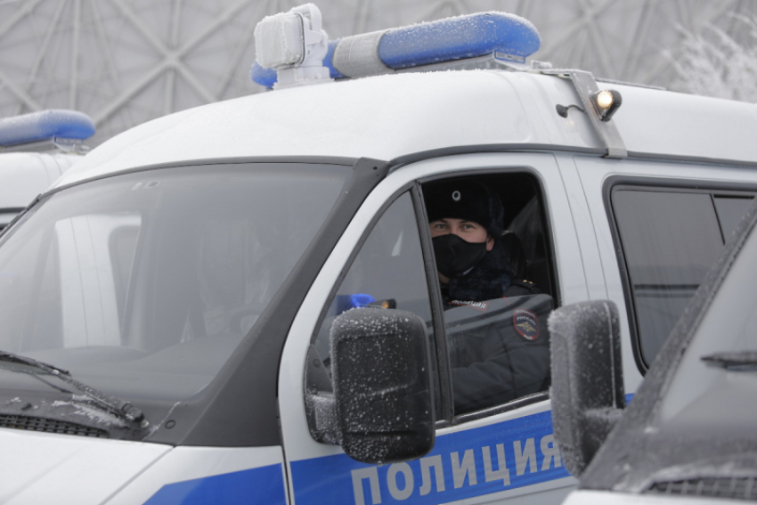 Новенькие две «Газели", «Гранту» и «Весту» получила камышинская полиция на «новогоднем параде» в Волгограде