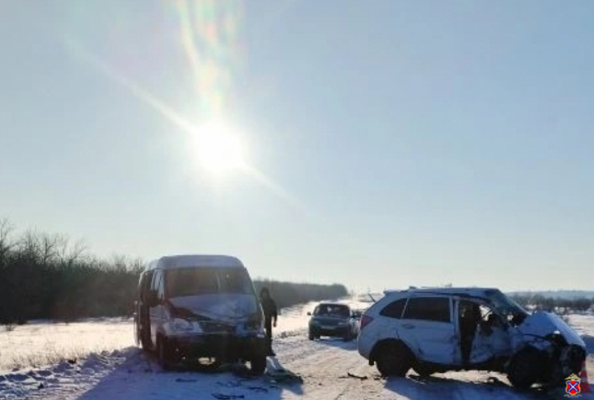 В Камышинском районе водители не разъехались на пустынной дороге до Воднобуерачного: два человека в больнице