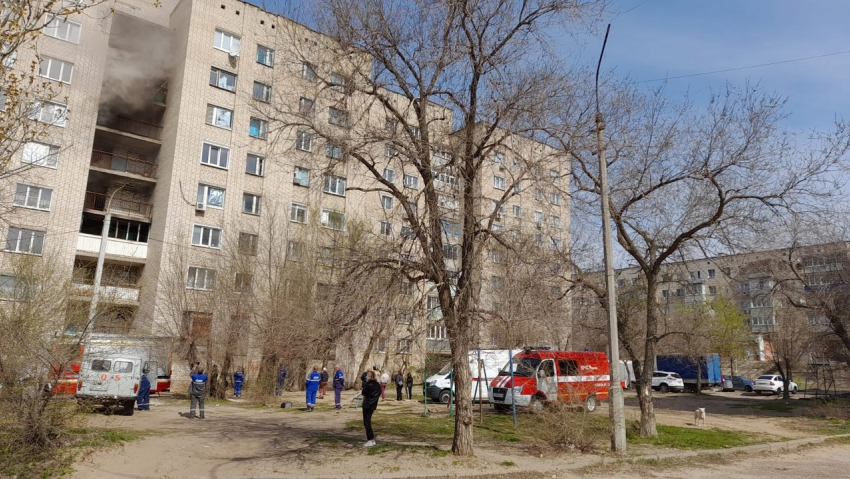 Камышане выкладывают в соцсетях фото пожарных машин у общежития в 11-м квартале