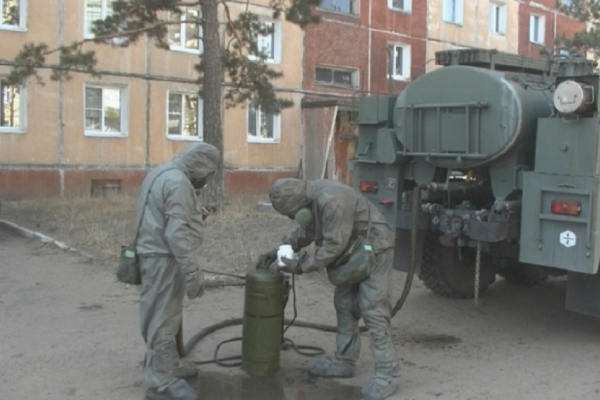 Военные из бригады РХБЗ, дислоцированной в Камышине, обработали «коронавирусное» общежитие и инфекционную больницу в Астрахани 