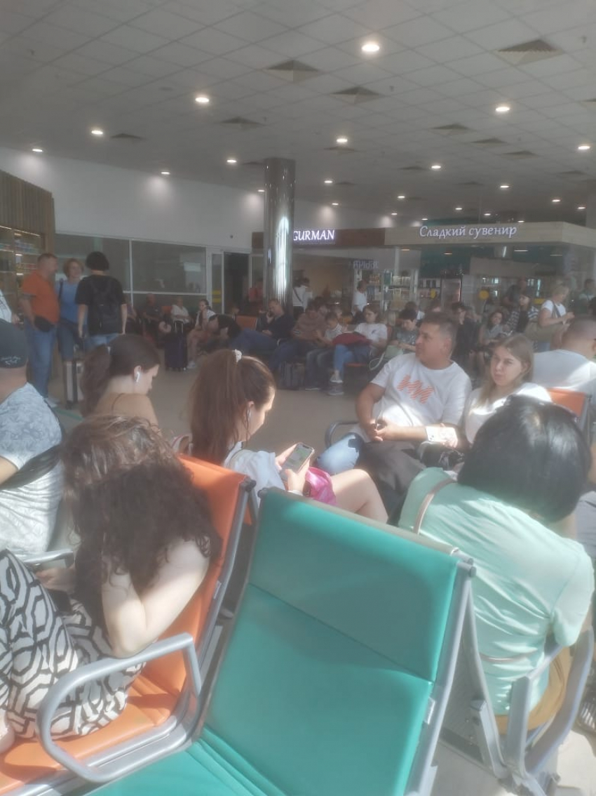 «Народ не паникует, нас просто очень много»: толпы пассажиров собрались в аэропорту Волгограда после утреннего «закрытия неба»