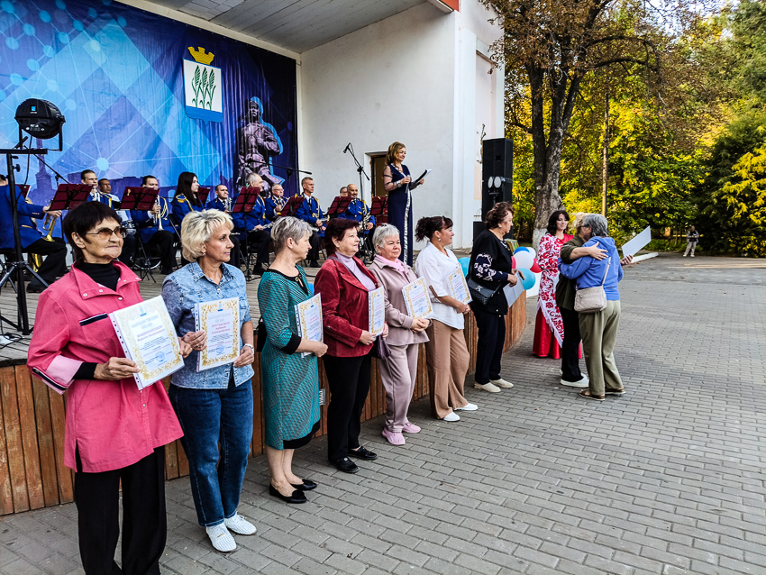 Стало известно, кто разводит самые красивые цветы в Камышине у подъездов многоквартирных домов и в собственных садах 