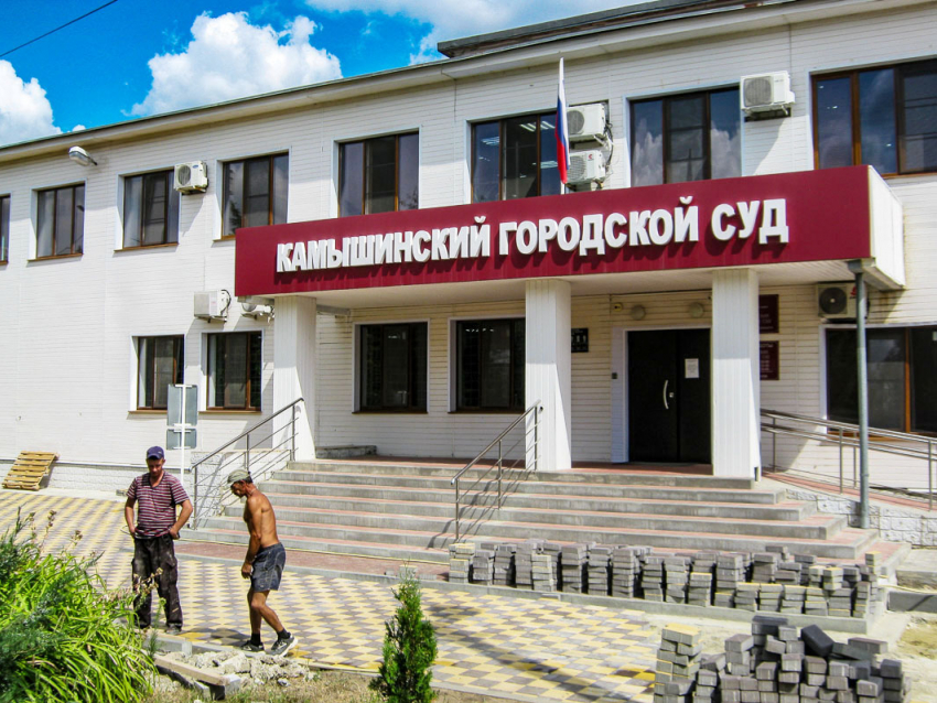 На место убийства федерального судьи у здания суда в Камышине выезжал Камышинский городской прокурор Михаил Андреев