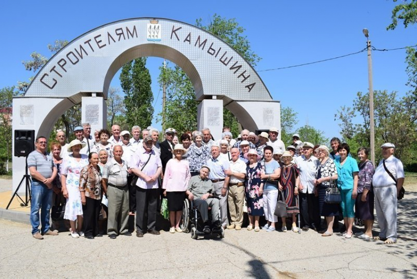 В Камышине у арки парка Строителей собрались ветераны отрасли отметить 66-летие некогда могущественного треста