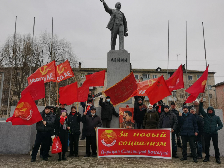 Активисты движения «За новый социализм» и КПРФ возложили цветы к портрету Сталина в Камышине в годовщину его смерти