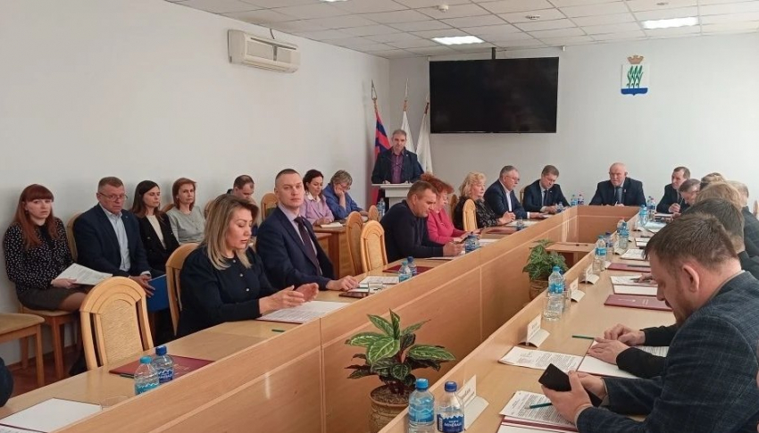 На сайте Камышинской городской думы появился релиз об очередном заседании депутатов, из которого ничего не ясно