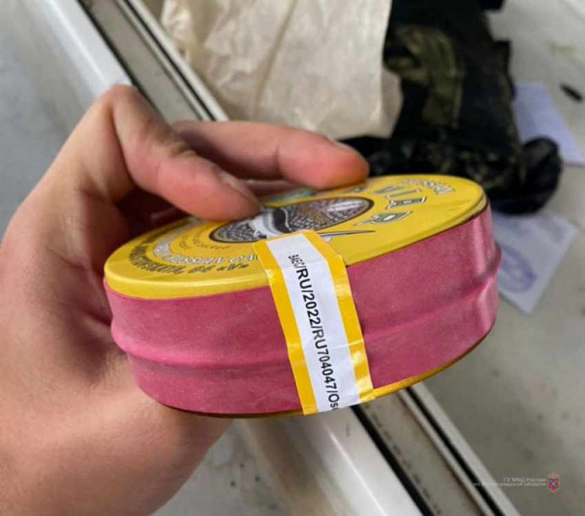 Волгоградские оперативники выгрузили из багажного отделения рейсового автобуса банки с осетровым деликатесом