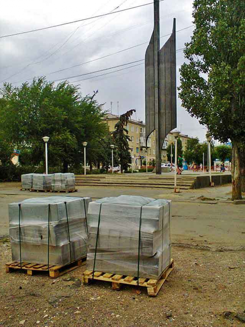 В Камышине начали завозить тротуарную плитку для реконструкции улицы Терешковой, окончание работ запланировано на ноябрь 