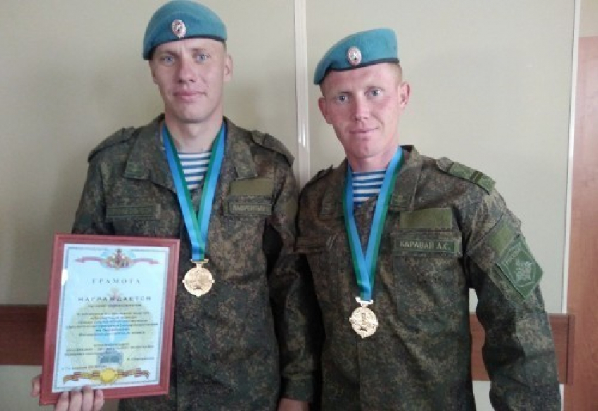 Четверо военнослужащих 56-й ОДШБР из Камышина стали членами сборной ВДВ, поднявшейся на высшую ступень