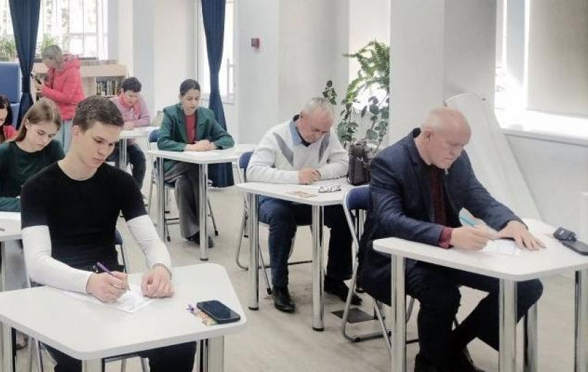 Спикер Камышинской городской думы Владимир Пономарев опять написал диктант - вместе с другими стремящимися к грамотности чиновниками