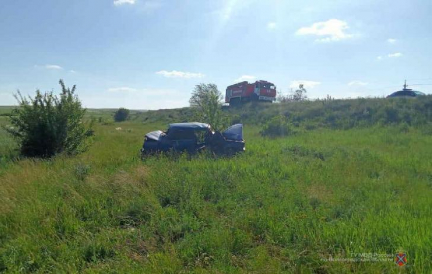 В Камышинском районе среди бела дня на сельской дороге улетел в кювет и скончался на месте водитель 44 лет