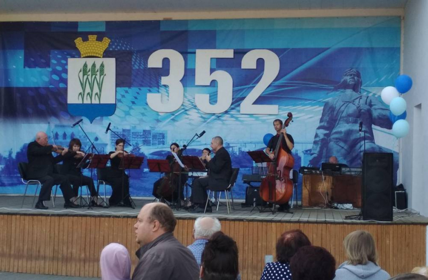 Камышане участвуют в музыкальных гуляньях в парке Комсомольцев-добровольцев по случаю Дня города