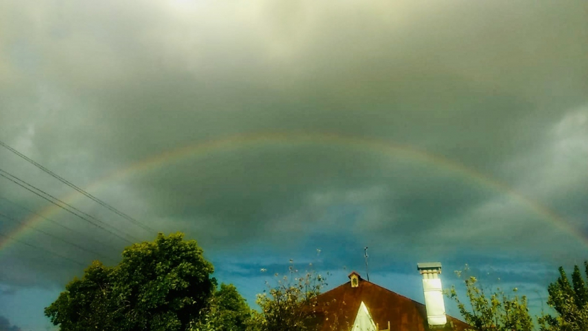 Редкую яркую круговую радугу поймали в кадр жители села Терновка в Камышинском районе
