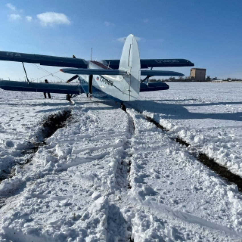 СК: следователи разбираются, почему АН-2, летевший в Камышин, экстренно приземлился в полях Ставрополья