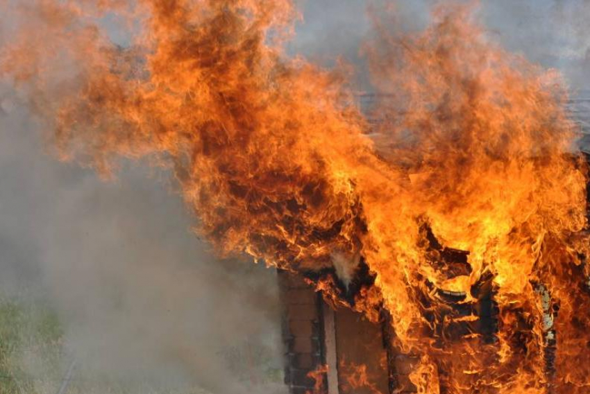 В Камышине сгорела хозпостройка неподалеку от пожарной части