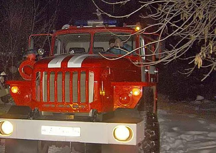 Минувшей ночью в селе Вихлянцево Камышинского района пришлось тушить пожар