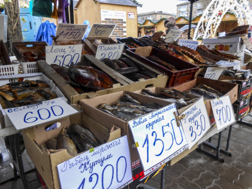 Оперативники разбираются с бизнесменом и его подпольной копченой и вяленой рыбой