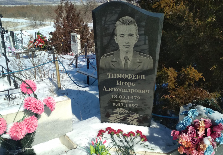 В Камышине на городском кладбище родные и друзья укрыли цветами могилы расстрелянного курсантского караула