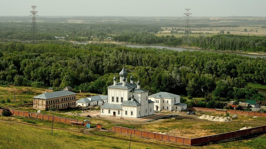 Мужчина устал от сложностей мира и решил пожить затворником в землянке в Волгоградской области