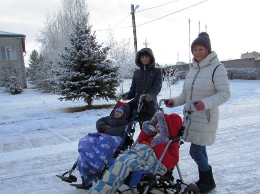 С самыми тяжелыми воспитанниками Петроввальского дома-интерната в Камышинском районе на прогулки ходят волонтеры