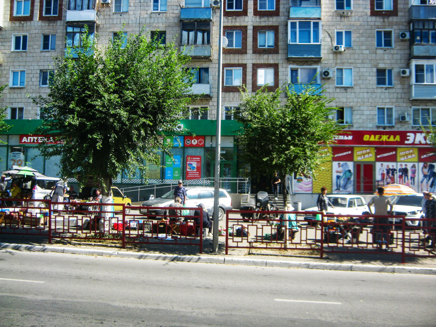 Камышане «взрываются» из-за стихийных рынков в городе - а властям Камышина такие торговые «тусовки» нравятся