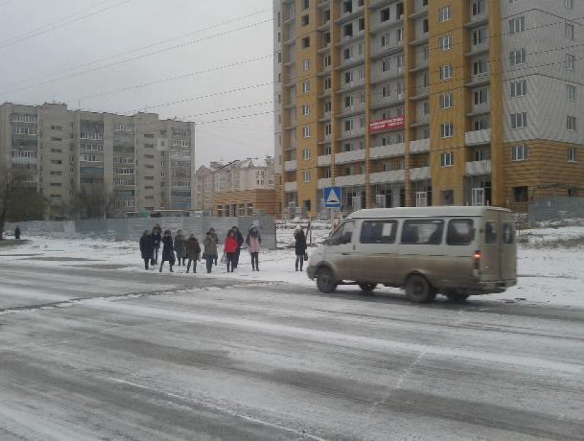 Камышинские чиновники прозрели: они будут заправлять песком противогололедную технику заранее