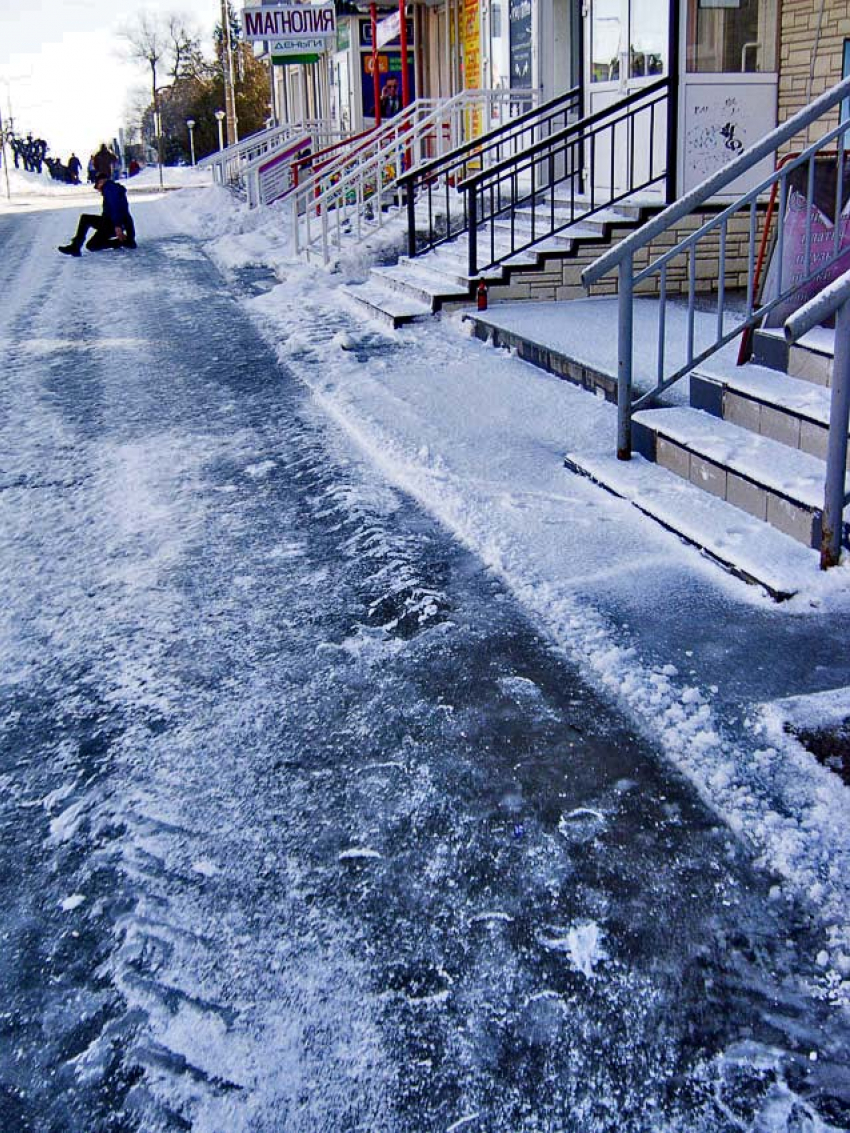 На необходимость отобрать у чиновников машины ради качественной уборки  городов намекнул депутат