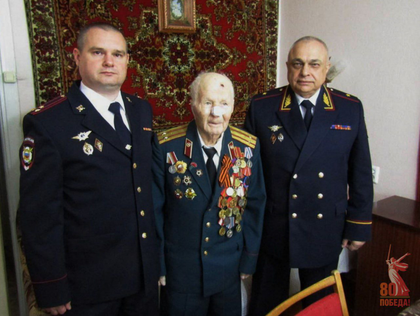 В Камышине полицейские поздравили ветерана Великой Отечественной войны, подполковника милиции в отставке Ивана Тимощенко 