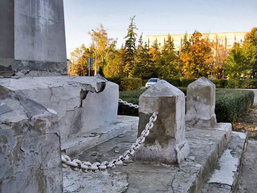 Пресс-служба Андрея Бочарова сообщает о ремонте памятников, дойдет ли очередь до того, что разрушается в центре Камышина, - неизвестно