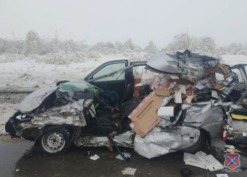 Под Камышином «КАМАЗ» смял «Ладу-Калину", водитель легковушки скончался на месте