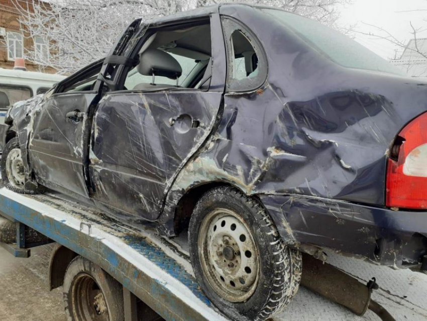 На трассе между Камышином и Волгоградом молодая женщина за рулем чудом выжила в машине, ставшей грудой железа