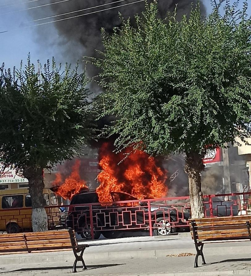 Появилось жутковатое видео сгоревшего в огромном столбе пламени автомобиля на улице Ленина в Камышине (ВИДЕО)