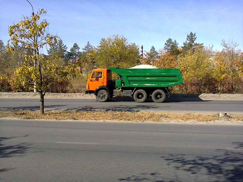 Камышане продолжают тему о большегрузах на недавно отремонтированных дорогах города