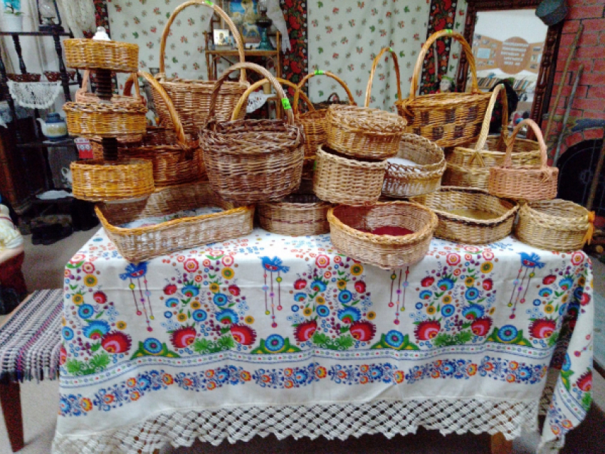 Сельские умельцы из Камышинского района наплели авторских корзин для гостей Арбузного фестиваля