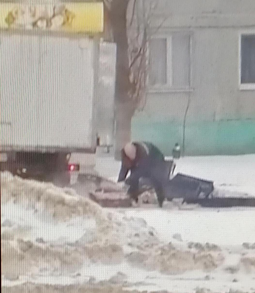 В Камышине из-за нечищеных дорог хлебовозка растеряла батоны и обваляла их в грязном снегу (ВИДЕО)