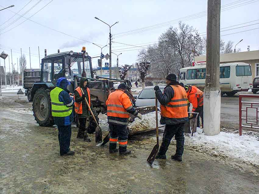 "Засидевшиеся» без снега коммунальщики Камышина «набросились» на дороги и тротуары