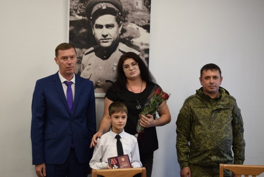 В Камышине родным погибших героев СВО передали государственные награды бойцов