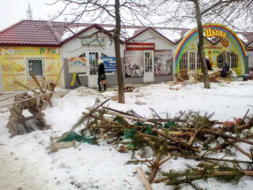 Камышане возмущены мусоркой, которую устроили на центральной улице торговцы стихийного рынка