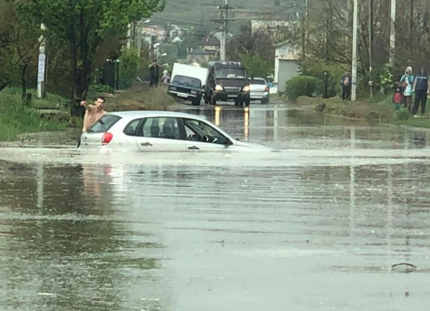 Lada Kalina вместе с водителем и пассажиром утонула во время вчерашнего ливня в Волгограде (ВИДЕО), - «Блокнот Волгограда"
