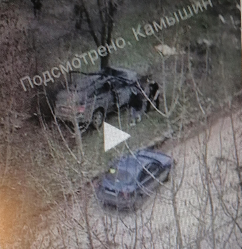 В Камышине внедорожник «удачно» врезался в дерево на 3-м городке