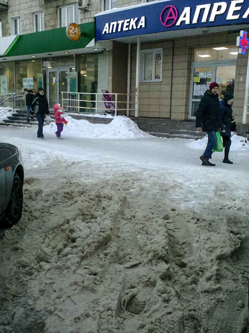 "Господа из «Благоустройства", у вас там уже лето, что ли, наступило? А городские дороги все в снежной каше!» - камышанка