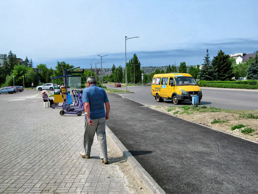 В Камышине «умная остановка» в 3-м микрорайоне «обзавелась» обновленным тротуаром