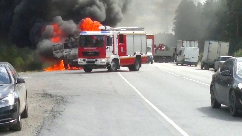 После столкновения «КамАЗа» и «Газели» двое водителей сгорели заживо